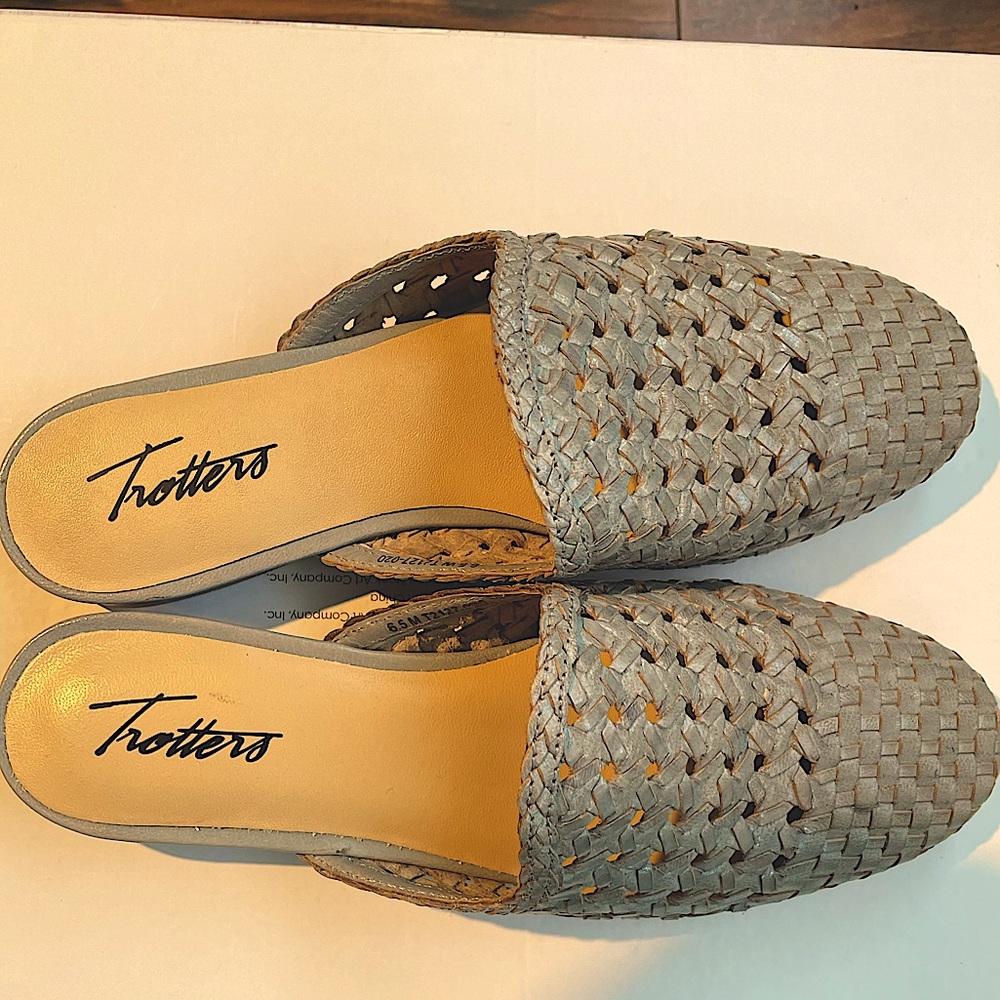 Trotters Leona Basket Weave Low Heel Mules NIB